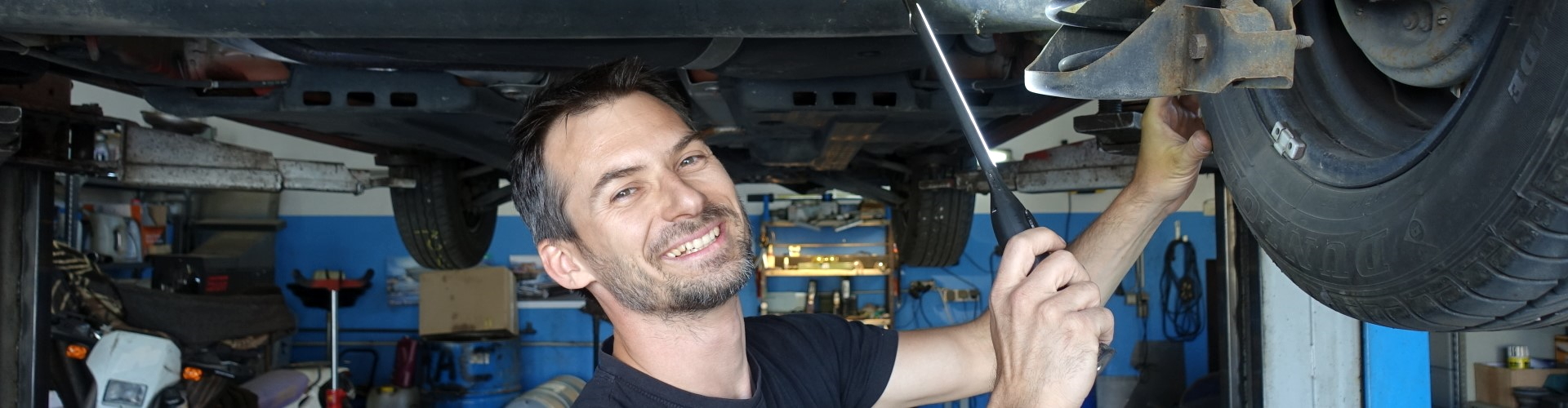 Richard Bendicak unter einem Auto